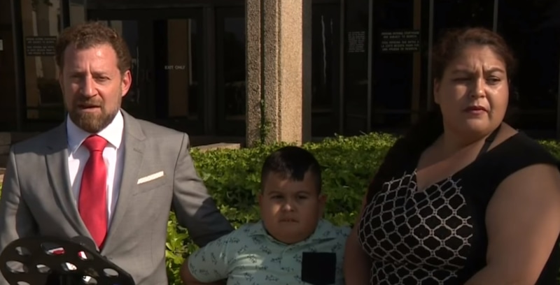 Лиллиана Мартинес с сыном Хорхе и адвокатом