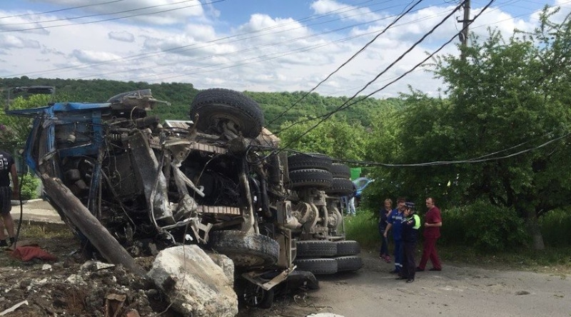 В Ставрополе в страшной аварии бетономешалка раздавила «Ниву»