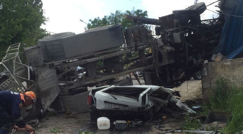 В Ставрополе в страшной аварии бетономешалка раздавила «Ниву»