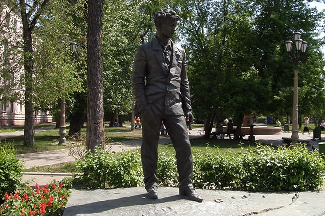 Памятник Александру Вампилову в Иркутске