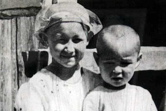 Александр Вампилов в детстве с сестрой