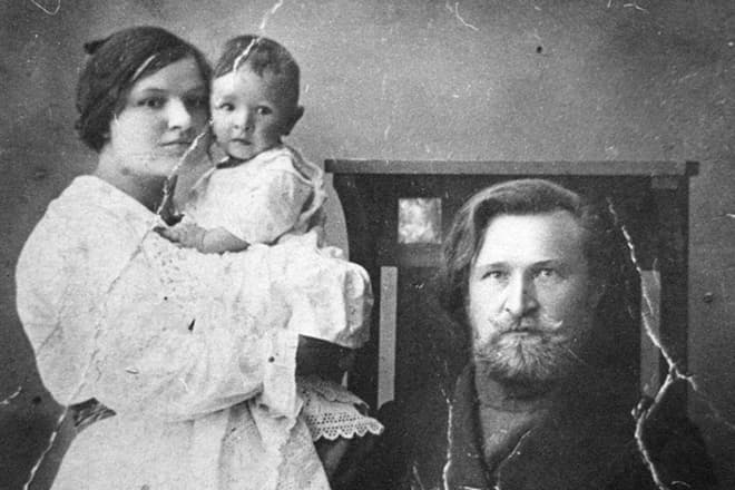 Евгений Лебедев в детстве с родителями