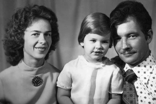Наталья Вяль в детстве с родителями