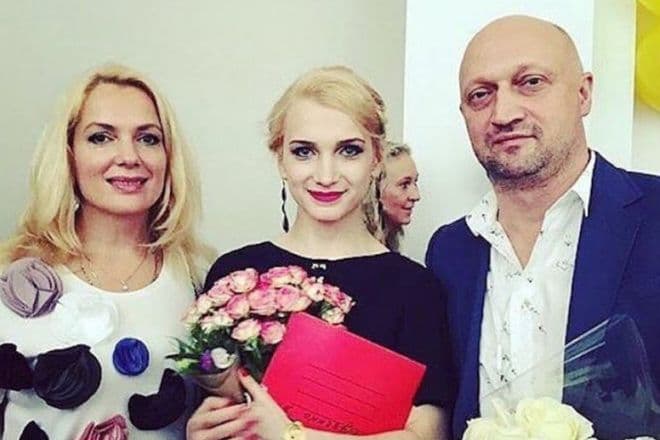 Полина Куценко с родителями на вручении диплома