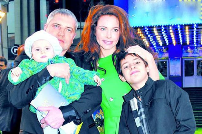 Владимир Абашкин с женой и детьми