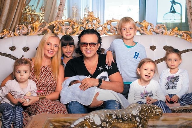 Рома Жуков с семьей