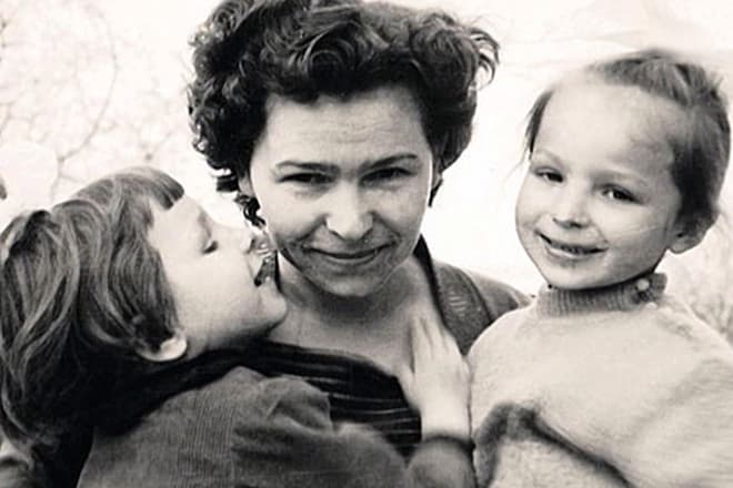 Наина Ельцина с детьми