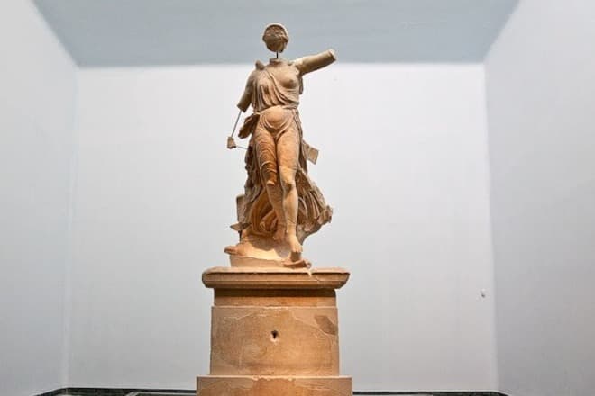 Бескрылая статуя богини Ники