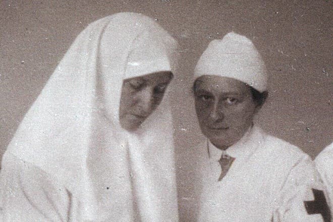 Александра Фёдоровна и княжна Вера Гедройц в перевязочной Царскосельского госпиталя в 1915 году