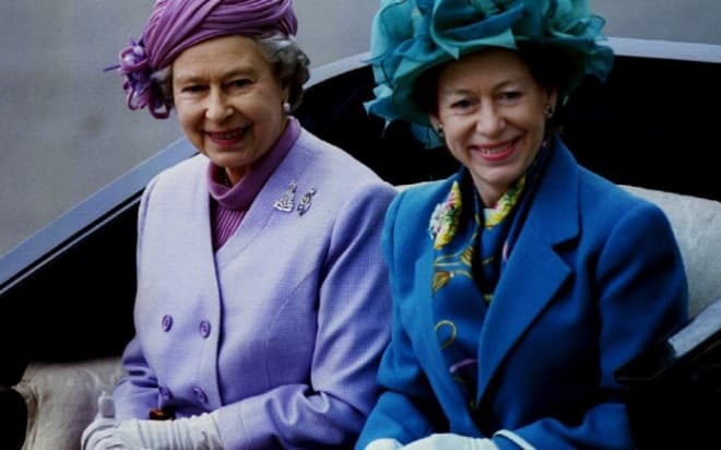 Елизавета II с сестрой Маргарет