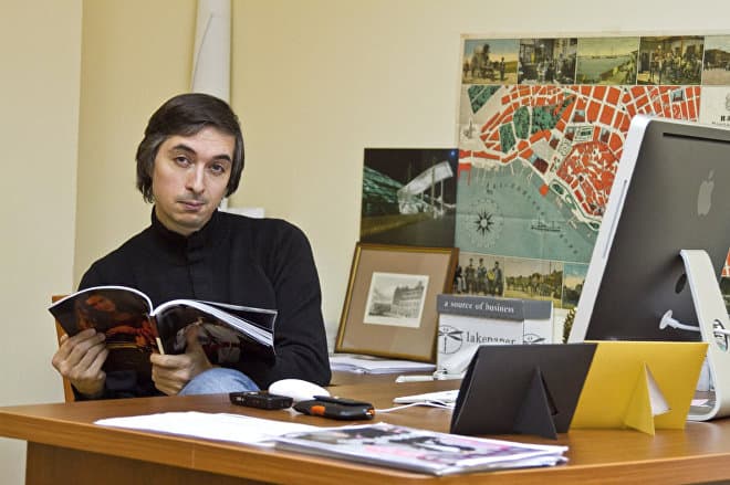 В 2008 году Ровшан Аскеров выпустил книгу «Страно(в)едение»