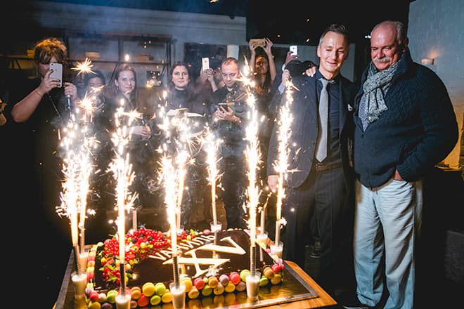 Степан Михалков и Никита Михалков на юбилее ресторана "Vаниль"