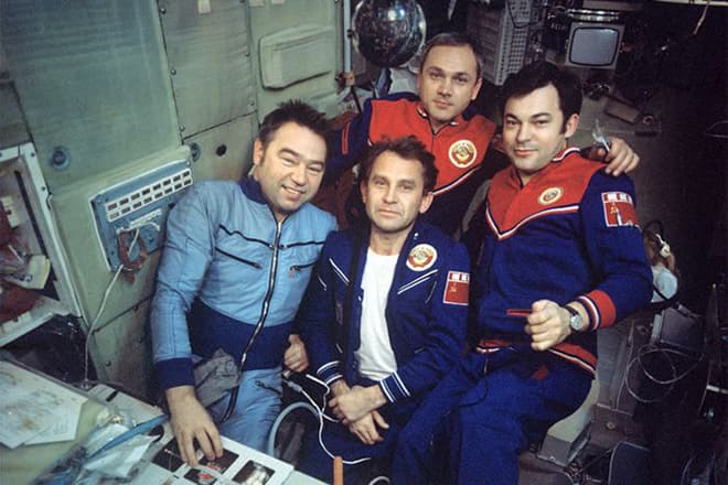 Космонавт Георгий Гречко (слева) в составе команды "Союз-17"