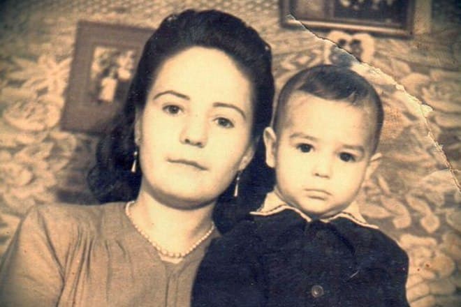 Федя Карманов в детстве и его мама