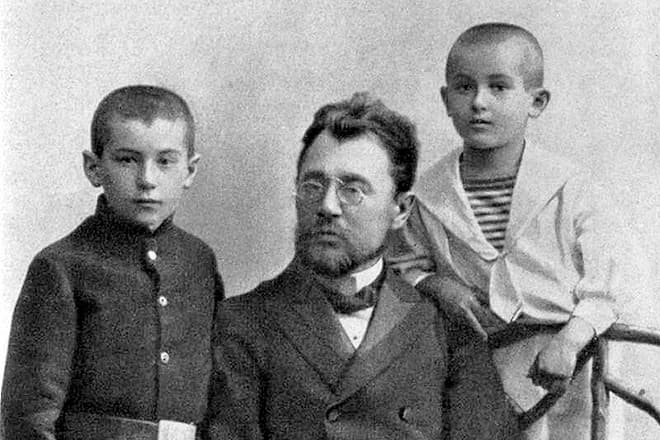 Валентин Катаев в детстве с отцом и братом Евгением