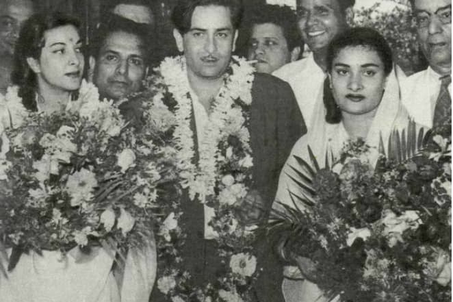 Радж Капур с женой Кришной и Наргис на премьере "Господина-420". Слева экранная жена, справа настоящая