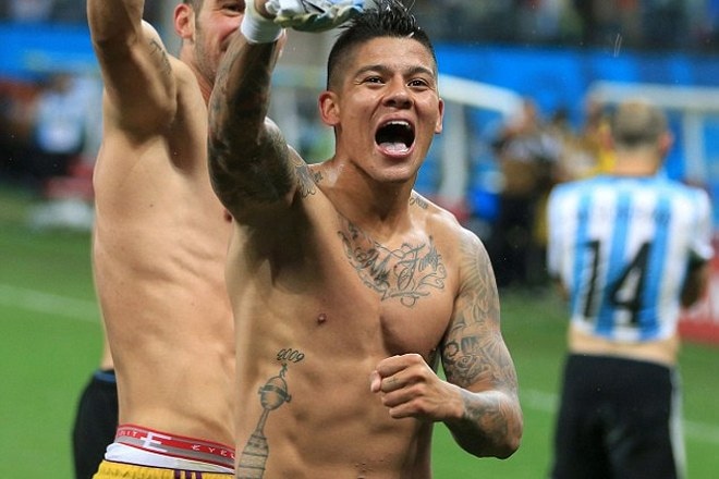 Маркос Рохо без футболки демонстрирует татуировки