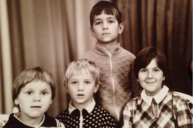 Дмитрий Сова в детстве (по средине)