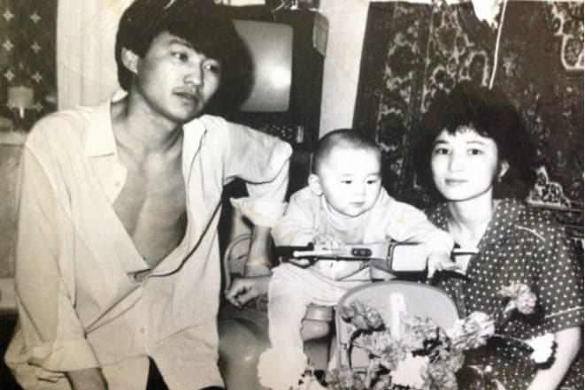 Кайрат Нуртас в детстве с родителями