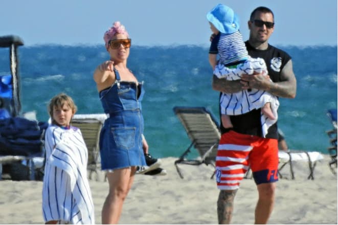 Пинк с мужем и детьми на пляже