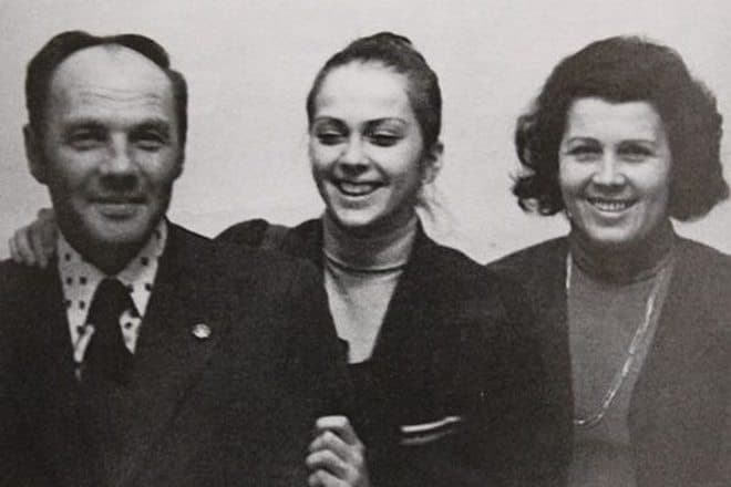 Молодая Ирина Дерюгина с родителями