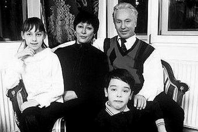 Вячеслав Гордеев и вторая жена Майя Саидова с детьми
