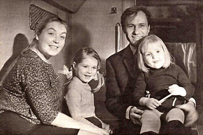 Лидия Федосеева-Шукшина, Мария Шукшина, Василий Шукшин и Ольга Шукшина в детстве Лидия Федосеева-Шукшина, Мария Шукшина, Василий Шукшин и Ольга Шукшина в детстве