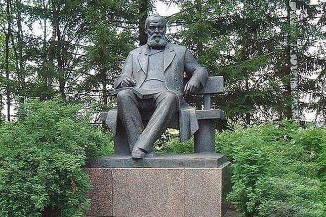 Памятник Александру Островскому возле дома-музея