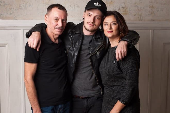 Саша Шапик с родителями
