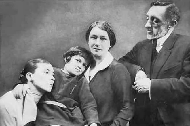 Иван Шмелев с женой, племянницей и ее ребенком в Париже