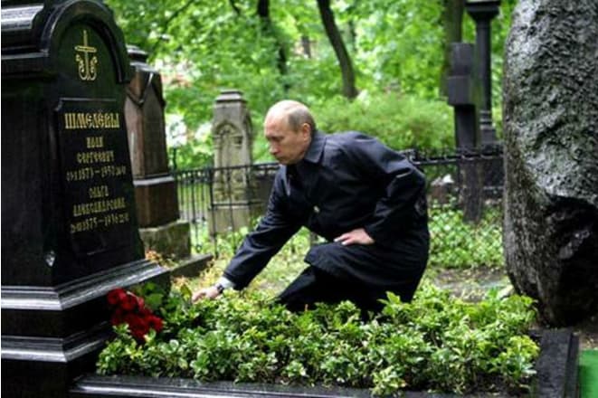 Владимир Путин возлагает цветы на могилу Ивана Шмелева