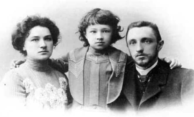 Иван Шмелев с женой Ольгой и сыном Сергеем