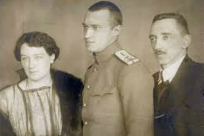 Иван Шмелев с женой Ольгой и сыном Сергеем