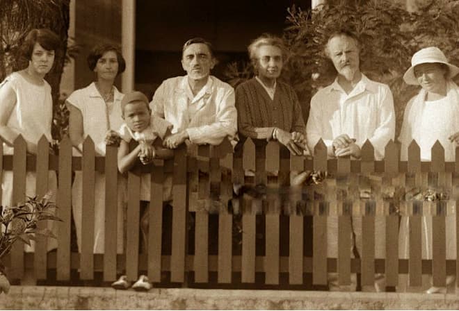 Иван Шмелев с женой и русскими эмигрантами в Париже
