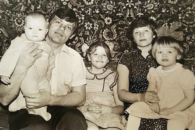 Анна Чурина в детстве с семьей