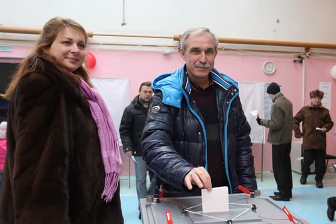 Сергей Морозов с супругой на выборах