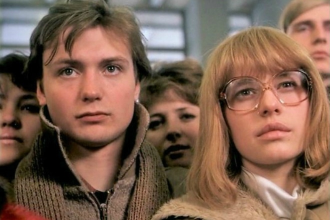 Анна Банщикова (посредине) в эпизоде фильма Ты у меня одна Анна Банщикова (посредине) в эпизоде фильма Ты у меня одна