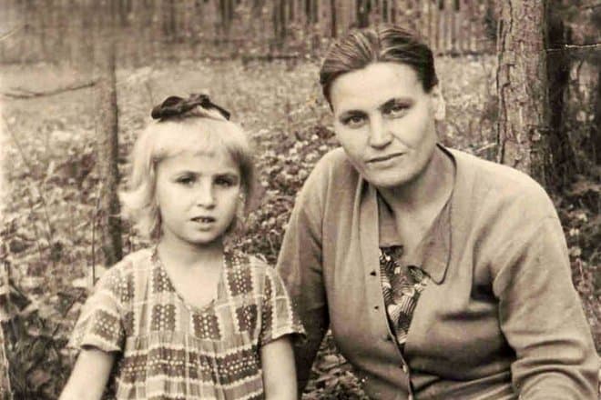 Галина Коньшина в детстве с мамой