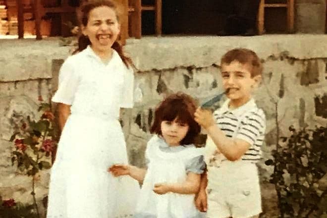 Нур Айсан в детстве с сестрой и братом