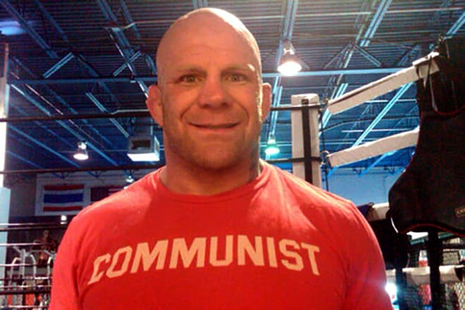 Джеффри Монсон в футболке с надписью "Коммунист"