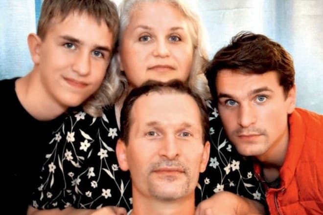 Иван Добронравов с отцом Федором, мамой Ириной и братом Виктором  