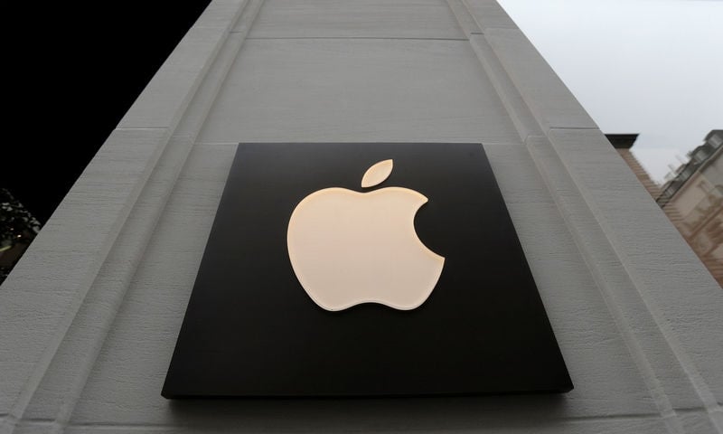 Какой ученый был изображен на первой версии логотипа компании apple