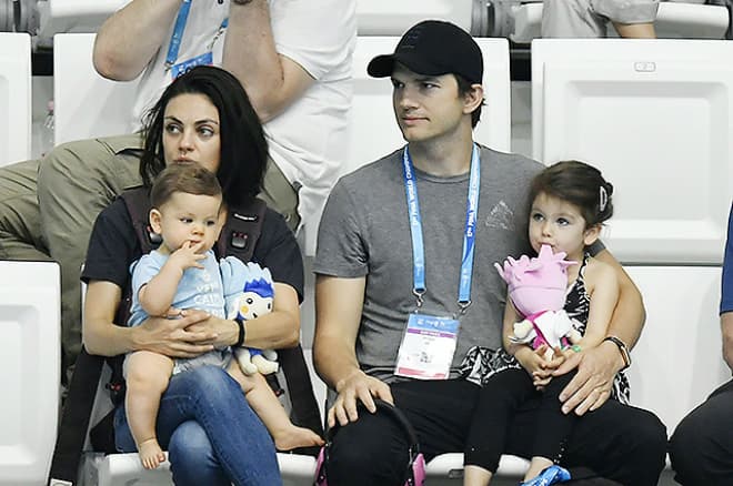 Мила Кунис с мужем и детьми