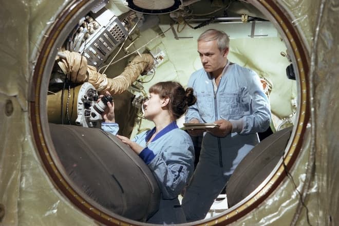 Светлана Савицкая на борту космического корабля