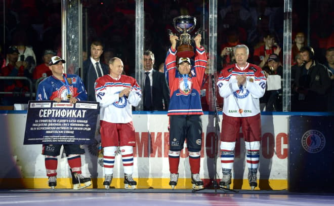 Владимир Путин и Александр Якушев на церемонии награждения победителей турнира Ночной хоккейной лиги