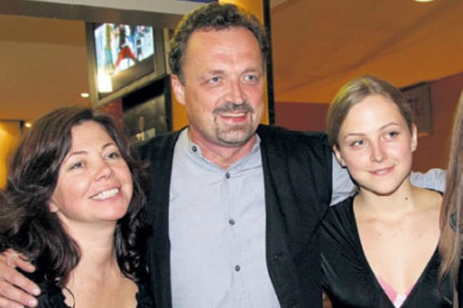 Виктор Гусев с женой и дочерью