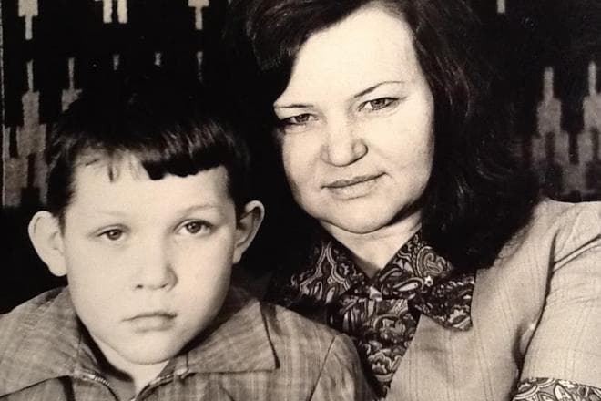 Владимир Рыжков в детстве с мамой Галиной