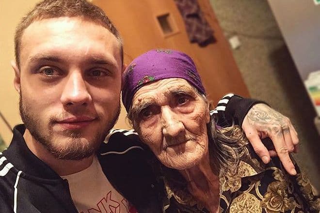 Никита Кузнецов (MASSTANK) с бабушкой