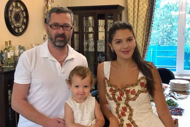 Алексей Рыжов и его жена Ирина Шумова с дочерью Лидой