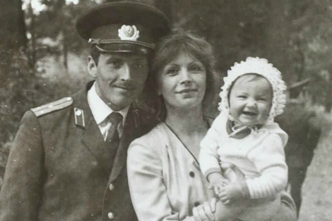 Елена Радевич в детстве с родителями